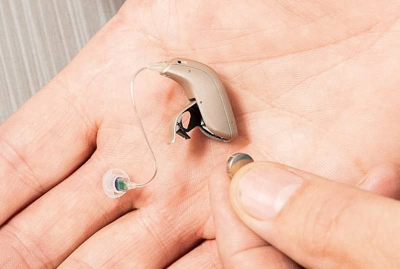 Hearing aid with battery case open